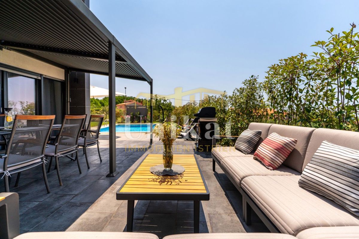 Moderna dvojna hiša s bazenom in pogledom na morje